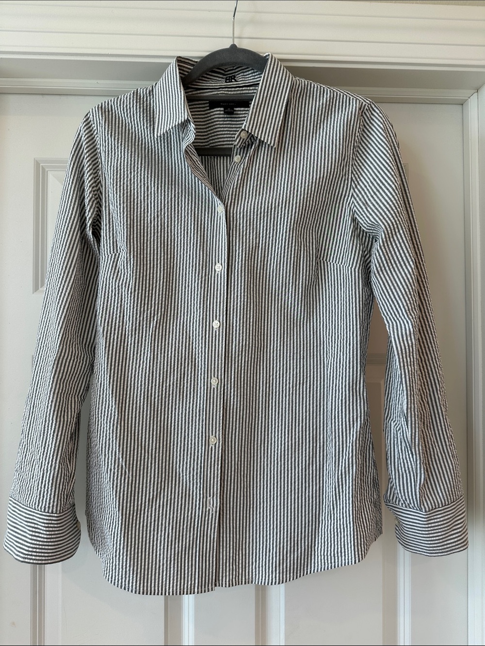 Banana Republic taupe& White seer sucker Striped Dress Shirt